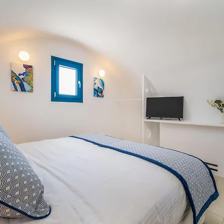 Beautiful Santorini 2 Bedroom Private Pool & Magical Sea Views *